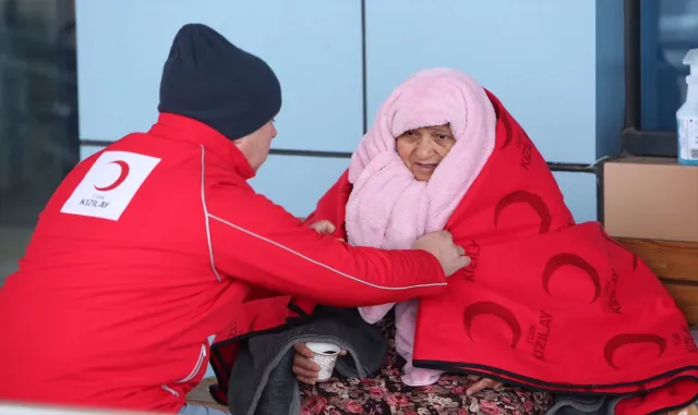 Türk Kızılayın sevk ettiği 10 bin kişilik çadırlar kurulmaya başlandı Türk Kızılayın sevk ettiği 10 bin kişilik çadırlar kurulmaya başlandı