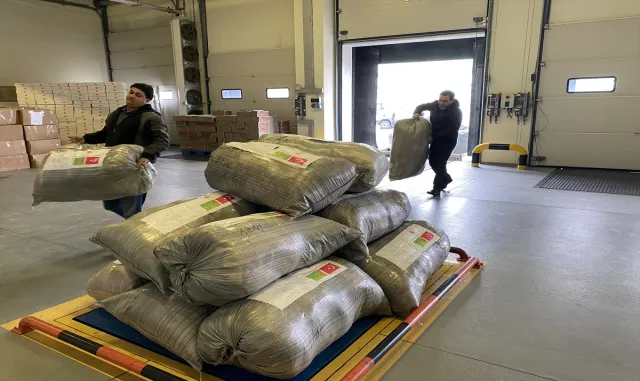 Türkiye’nin Aşkabat Büyükelçiliği depremzedelere yaklaşık 1000 battaniye daha gönderiyor Türkiye’nin Aşkabat Büyükelçiliği depremzedelere yaklaşık 1000 battaniye daha gönderiyor