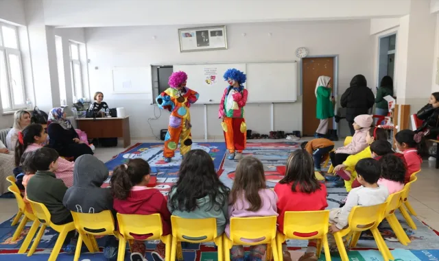 Van’da depremzede çocuklar palyaço gösterisiyle eğlendi Van’da depremzede çocuklar palyaço gösterisiyle eğlendi