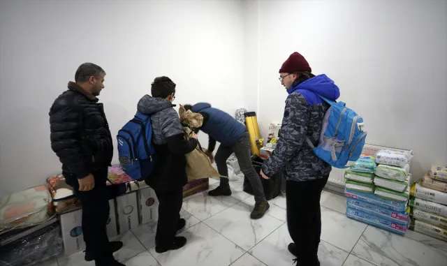Van, Muş, Bitlis ve Hakkari’de toplanan yardımlar depremzedelere gönderiliyor Van, Muş, Bitlis ve Hakkari’de toplanan yardımlar depremzedelere gönderiliyor