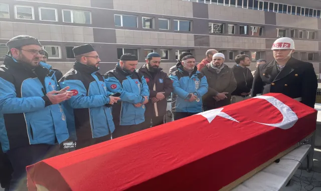 Yardıma gittiği deprem bölgesinde kalp krizi geçiren dernek görevlisi Kocaeli’de defnedildi Yardıma gittiği deprem bölgesinde kalp krizi geçiren dernek görevlisi Kocaeli’de defnedildi