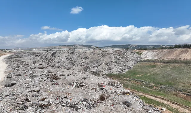 Adıyaman’da enkaz döküm alanı havadan görüntülendi Adıyaman’da enkaz döküm alanı havadan görüntülendi