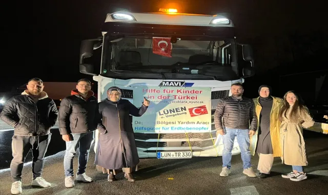 Almanya’daki Türklerin topladığı yardım malzemeleri depremzedelere gönderilmeye devam ediyor Almanya’daki Türklerin topladığı yardım malzemeleri depremzedelere gönderilmeye devam ediyor