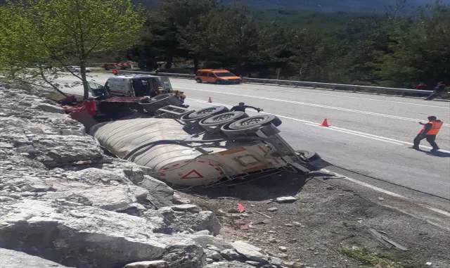 Antalya’da devrilen tankerin sürücüsü hayatını kaybetti Antalya’da devrilen tankerin sürücüsü hayatını kaybetti