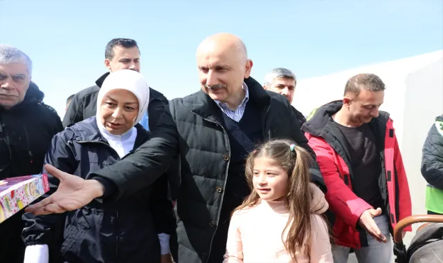 Bakan Karaismailoğlu, deprem bölgesinde ziyaretlerde bulundu Bakan Karaismailoğlu, deprem bölgesinde ziyaretlerde bulundu