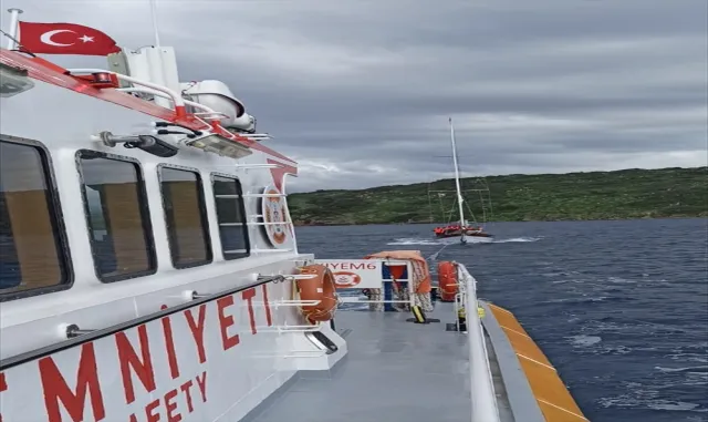 Bodrum’da denizde sürüklenen tekne kıyıya yanaştırıldı Bodrum’da denizde sürüklenen tekne kıyıya yanaştırıldı
