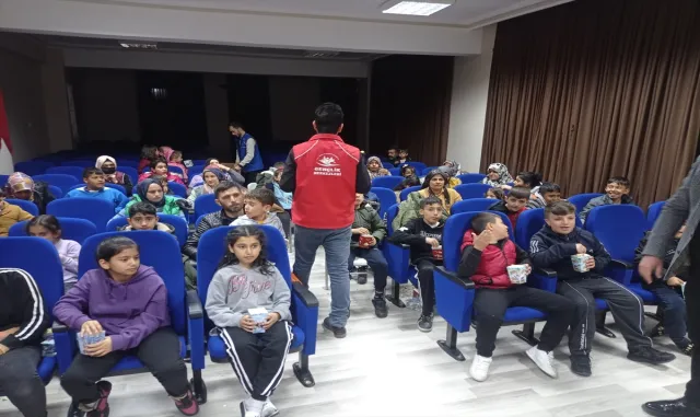Bozkır’da depremzede çocuklara film izleme etkinliği Bozkır’da depremzede çocuklara film izleme etkinliği
