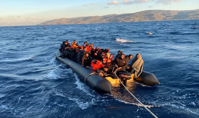 Çanakkale açıklarında lastik bottaki 46 düzensiz göçmen kurtarıldı Çanakkale açıklarında lastik bottaki 46 düzensiz göçmen kurtarıldı