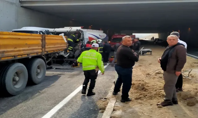 Denizli’de yakıt tankeri ve tırların karıştığı kazada 1 kişi öldü Denizli’de yakıt tankeri ve tırların karıştığı kazada 1 kişi öldü