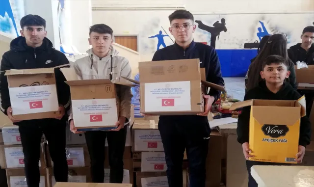 Derinkuyu’da öğretmen ve öğrenciler depremzedeler için seferber oldu Derinkuyu’da öğretmen ve öğrenciler depremzedeler için seferber oldu
