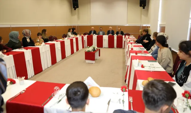 ESOGÜ yönetimi depremzede kadınların "Dünya Kadınlar Günü"nü kutladı ESOGÜ yönetimi depremzede kadınların "Dünya Kadınlar Günü"nü kutladı