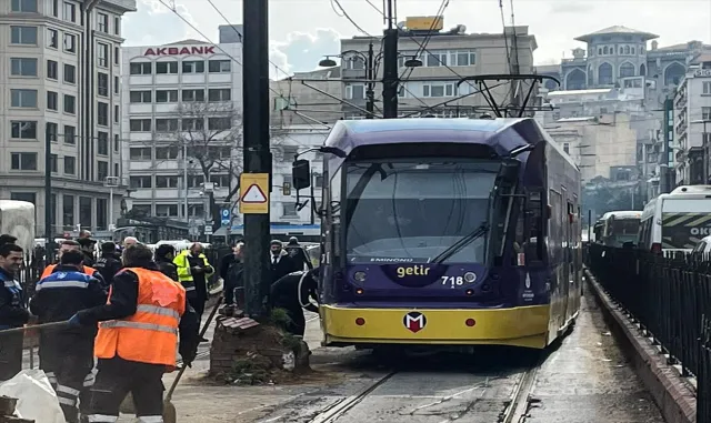 Fatih’te tramvay raydan çıkıp elektrik direğine çarptı Fatih’te tramvay raydan çıkıp elektrik direğine çarptı