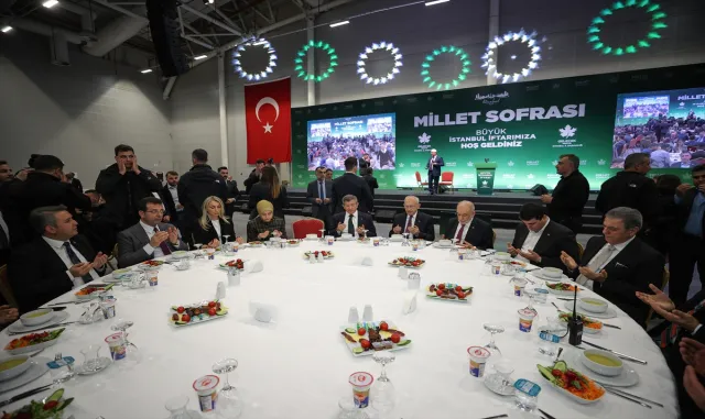 Gelecek Partisinin ev sahipliğinde "Büyük İstanbul İftarı" yapıldı Gelecek Partisinin ev sahipliğinde "Büyük İstanbul İftarı" yapıldı
