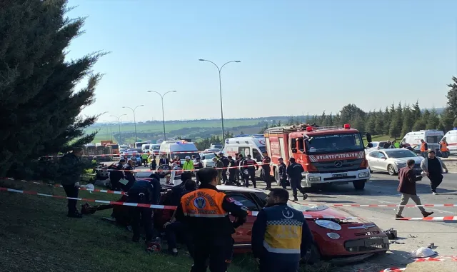 GÜNCELLEME 2 - İstanbul’da TEM Otoyolu’ndaki kazada 6 kişi öldü, 3 kişi yaralandı GÜNCELLEME 2 - İstanbul’da TEM Otoyolu’ndaki kazada 6 kişi öldü, 3 kişi yaralandı