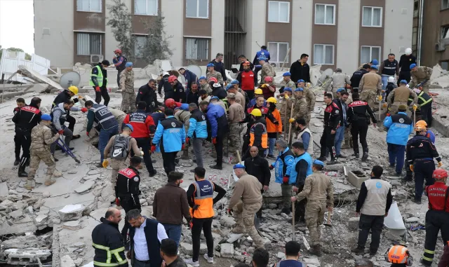 Şanlıurfa’da ağır hasarlı bina yıkıldı: Bir kişi hastaneye kaldırıldı Şanlıurfa’da ağır hasarlı bina yıkıldı: Bir kişi hastaneye kaldırıldı