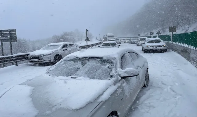 GÜNCELLEME - Bolu’da makaslayan tır ulaşımı aksattı GÜNCELLEME - Bolu’da makaslayan tır ulaşımı aksattı
