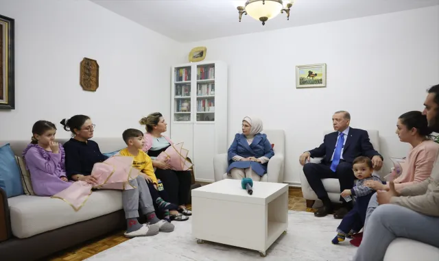 GÜNCELLEME - Cumhurbaşkanı Erdoğan’dan depremzede aileye ziyaret GÜNCELLEME - Cumhurbaşkanı Erdoğan’dan depremzede aileye ziyaret