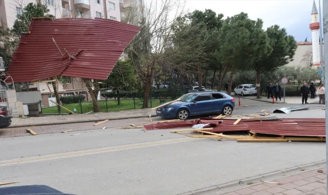GÜNCELLEME - Denizli ile İzmir’de etkili olan lodos ve sağanak hayatı olumsuz etkiledi GÜNCELLEME - Denizli ile İzmir’de etkili olan lodos ve sağanak hayatı olumsuz etkiledi