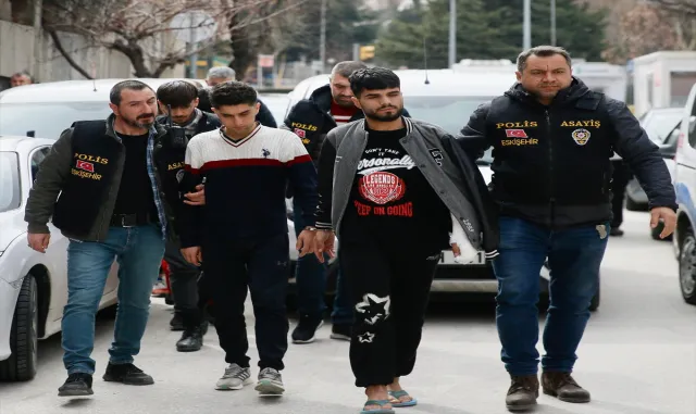 GÜNCELLEME - Eskişehir’de çıkan bıçaklı kavgada İran uyruklu kişiyi öldürdüğü iddia edilen 4 şüpheli tutuklandı GÜNCELLEME - Eskişehir’de çıkan bıçaklı kavgada İran uyruklu kişiyi öldürdüğü iddia edilen 4 şüpheli tutuklandı