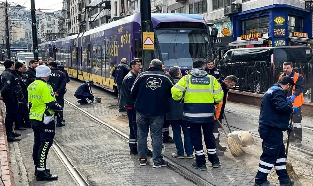 GÜNCELLEME - Fatih’te tramvay raydan çıkıp elektrik direğine çarptı GÜNCELLEME - Fatih’te tramvay raydan çıkıp elektrik direğine çarptı