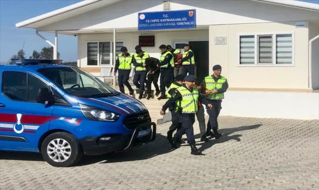 GÜNCELLEME - Muğla’da 13 ayrı bakır kablo hırsızlığı yaptıkları ileri sürülen 3 zanlı tutuklandı GÜNCELLEME - Muğla’da 13 ayrı bakır kablo hırsızlığı yaptıkları ileri sürülen 3 zanlı tutuklandı