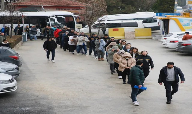 GÜNCELLEME - Sahte internet sitelerinden "trafik sigortası" dolandırıcılığı operasyonunda 22 tutuklama GÜNCELLEME - Sahte internet sitelerinden "trafik sigortası" dolandırıcılığı operasyonunda 22 tutuklama