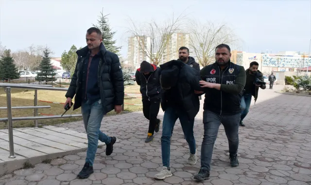 GÜNCELLEME - Sivasspor-Fiorentina maçında sahaya inen 2 taraftar tutuklandı GÜNCELLEME - Sivasspor-Fiorentina maçında sahaya inen 2 taraftar tutuklandı