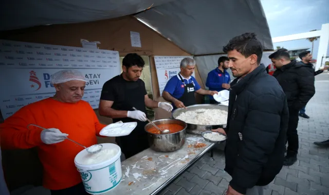 Hatay’da konteyner ve çadır kentlerde kalan depremzedeler ilk iftarı yaptı Hatay’da konteyner ve çadır kentlerde kalan depremzedeler ilk iftarı yaptı