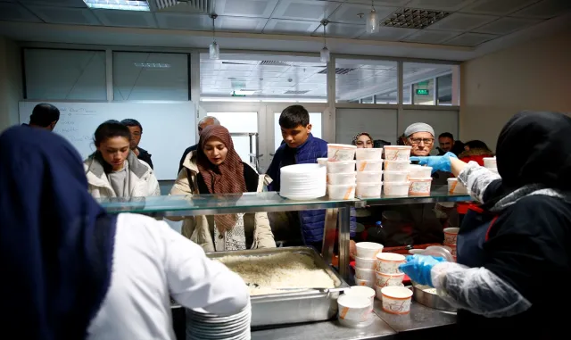 İç Anadolu’daki öğrenci yurtlarında kalan depremzedelerin ilk iftarı İç Anadolu’daki öğrenci yurtlarında kalan depremzedelerin ilk iftarı