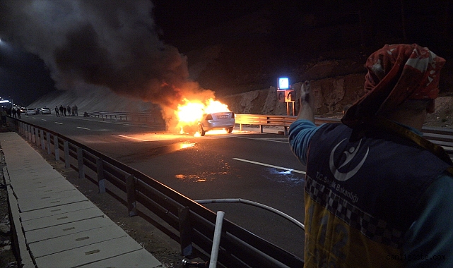 Kahramanmaraş - Kayseri kara yolu tünel çıkışında otomobilde çıkan yangın söndürüldü Kahramanmaraş - Kayseri kara yolu tünel çıkışında otomobilde çıkan yangın söndürüldü