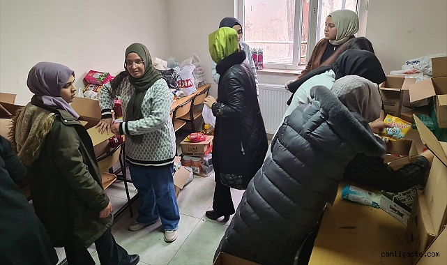 Kayseri’de lise öğrencileri sadaka kumbarasındaki parayı depremzedelere bağışlandı Kayseri’de lise öğrencileri sadaka kumbarasındaki parayı depremzedelere bağışlandı