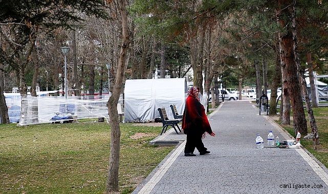 Kayseri’de artarda yaşanan depremlerden tedirgin olanlar parklara çadır kurdu! Kayseri’de artarda yaşanan depremlerden tedirgin olanlar parklara çadır kurdu!