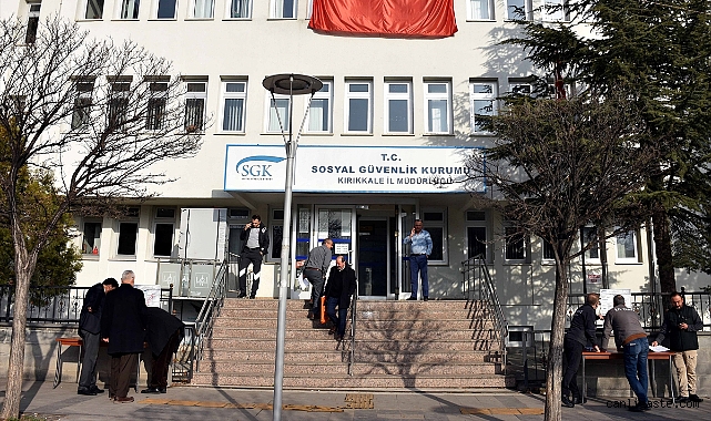 Kayseri’de SGK binalarında ’EYT’ yoğunluğu Kayseri’de SGK binalarında ’EYT’ yoğunluğu