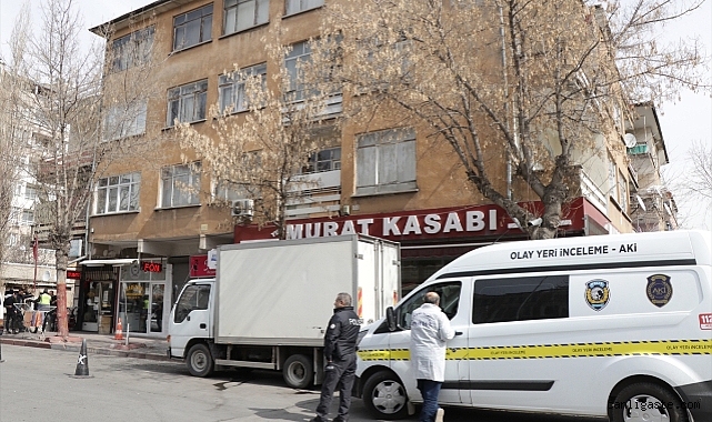 Kayseri Olay! İkinci kattan atıldığı öne sürülen kişi ağır yaralandı Kayseri Olay! İkinci kattan atıldığı öne sürülen kişi ağır yaralandı