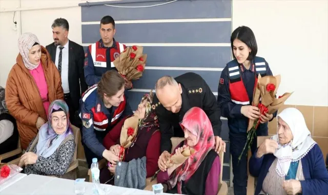 Kırşehir’de jandarma ekipleri huzurevini ziyaret etti Kırşehir’de jandarma ekipleri huzurevini ziyaret etti
