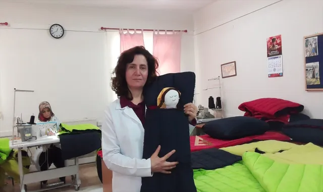 Kocaeli’de kadın kursiyerler, depremzedeler için uyku tulumu üretiyor Kocaeli’de kadın kursiyerler, depremzedeler için uyku tulumu üretiyor