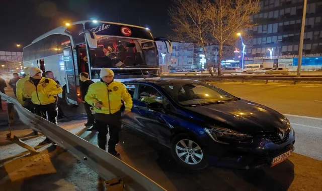 Kocaeli’de trafikte yol verme tartışmasında 2 kişi bıçakla yaralandı Kocaeli’de trafikte yol verme tartışmasında 2 kişi bıçakla yaralandı