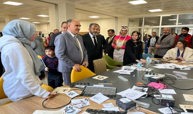 Konya Valisi Vahdettin Özkan, yurtlarda misafir edilen depremzedeleri ziyaret etti Konya Valisi Vahdettin Özkan, yurtlarda misafir edilen depremzedeleri ziyaret etti