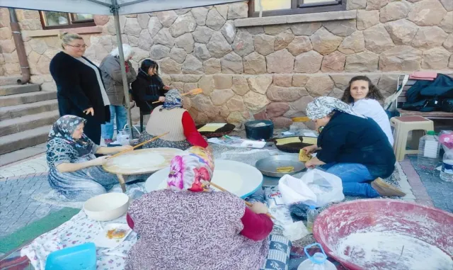 Nallıhan’da depremzedeler yararına kermes düzenlendi Nallıhan’da depremzedeler yararına kermes düzenlendi