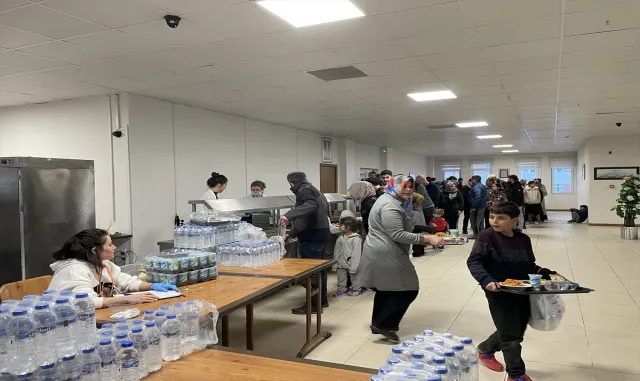 Niğde’de protokol üyeleri iftarda depremzedelerle buluştu Niğde’de protokol üyeleri iftarda depremzedelerle buluştu