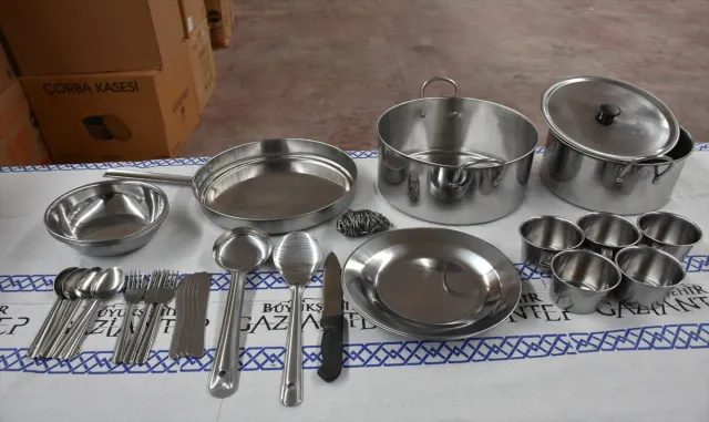 Nurdağı ve İslahiye’de konteyner kentteki depremzedelere mutfak seti dağıtıldı Nurdağı ve İslahiye’de konteyner kentteki depremzedelere mutfak seti dağıtıldı