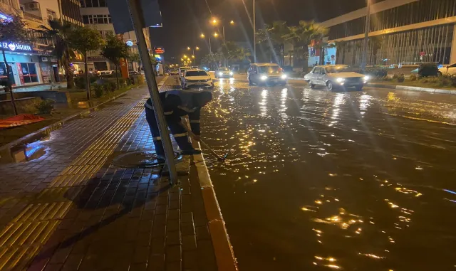 Osmaniye’de sağanak ve dolu yaşamı olumsuz etkiledi Osmaniye’de sağanak ve dolu yaşamı olumsuz etkiledi