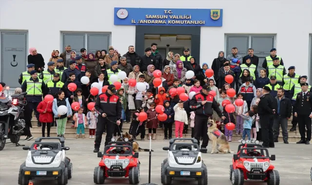 Samsun’da depremzede çocuklara trafik eğitimi verildi Samsun’da depremzede çocuklara trafik eğitimi verildi