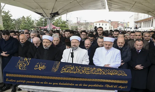 Sanayi ve Teknoloji Bakanı Varank’ın babası, son yolculuğuna uğurlandı Sanayi ve Teknoloji Bakanı Varank’ın babası, son yolculuğuna uğurlandı