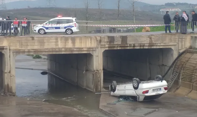 Sancaktepe’de dereye düşen otomobildeki 2 kişi yaralandı Sancaktepe’de dereye düşen otomobildeki 2 kişi yaralandı