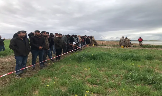 Şanlıurfa’da tırıyla sele kapılan sürücüyü arama çalışmaları sürüyor Şanlıurfa’da tırıyla sele kapılan sürücüyü arama çalışmaları sürüyor
