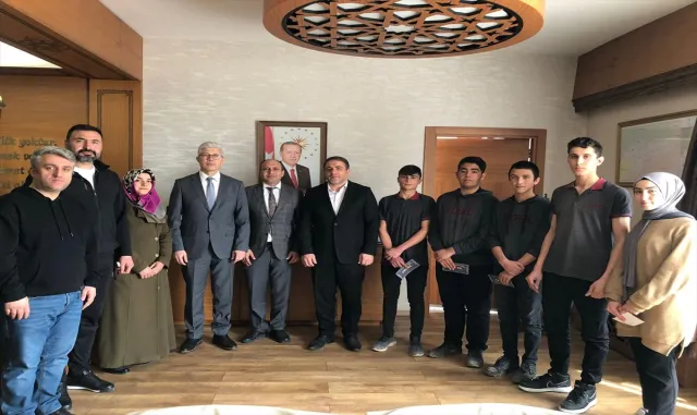 Sivas’taki yarışmalarda dereceye giren öğrenciler Kaymakam Selçuk Baş’ı ziyaret etti Sivas’taki yarışmalarda dereceye giren öğrenciler Kaymakam Selçuk Baş’ı ziyaret etti