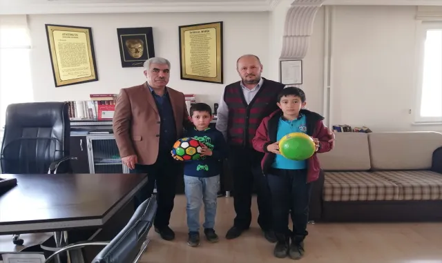 Ulaş’ta iki öğrenci kumbaradaki harçlıklarını depremzede ailelere bağışladı Ulaş’ta iki öğrenci kumbaradaki harçlıklarını depremzede ailelere bağışladı