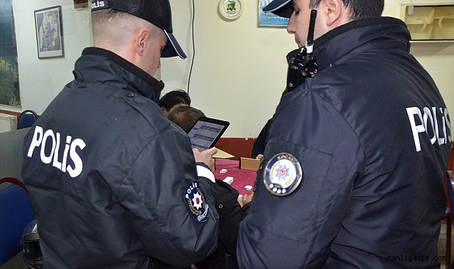 Ülke genelinde bahis ve kumar uygulamaları: 62 gözaltı, aranan 673 kişi yakalandı Ülke genelinde bahis ve kumar uygulamaları: 62 gözaltı, aranan 673 kişi yakalandı