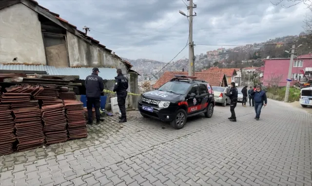 Zonguldak’ta bir kadının evinde silahla yaralanmış halde bulunmasına ilişkin 3 kişi tutuklandı Zonguldak’ta bir kadının evinde silahla yaralanmış halde bulunmasına ilişkin 3 kişi tutuklandı